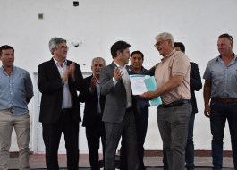 El gobernador Axel Kicillof y el ministro Javier Rodríguez entregaron la habilitación al primer frigorífico de faena bovina