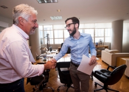 El ministro Simone en uno de los encuentros