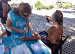 Frente a la ola de calor, se recuerda la importancia de tomar agua con frecuencia