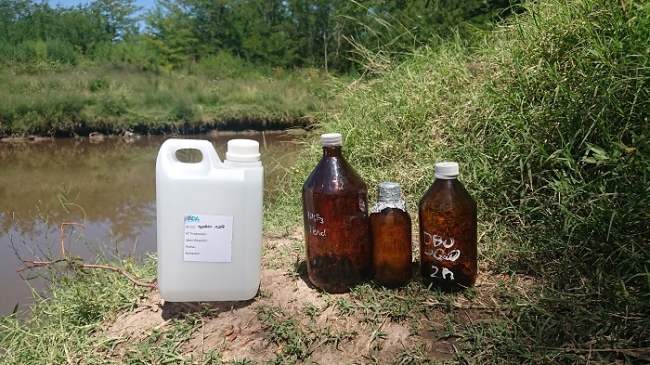 Frascos para análisis químicos de agua superficial del río Luján.