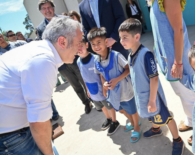 Suscribieron acuerdos y otorgaron becas