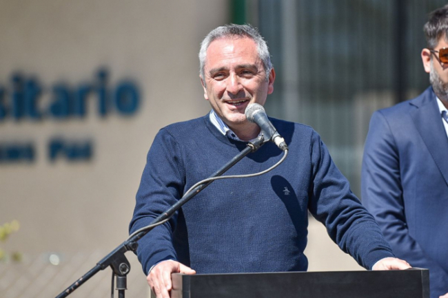 Junto a su gabinete 
