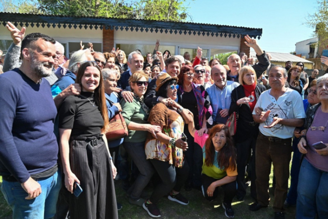 Junto a su gabinete 