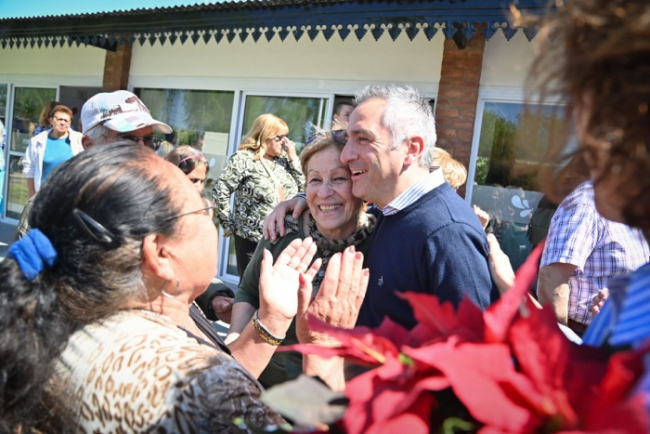 Junto a su gabinete 
