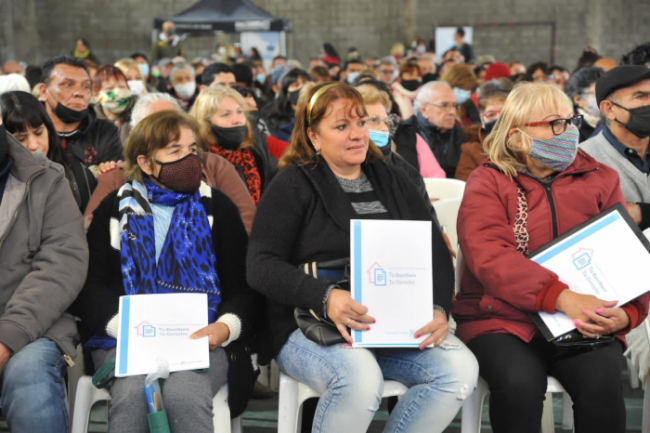 Bonaerenses recibieron el título de sus propiedades