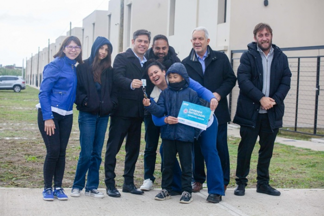 Kicillof entregó viviendas a familias de Villa Elvira | Provincia de ...