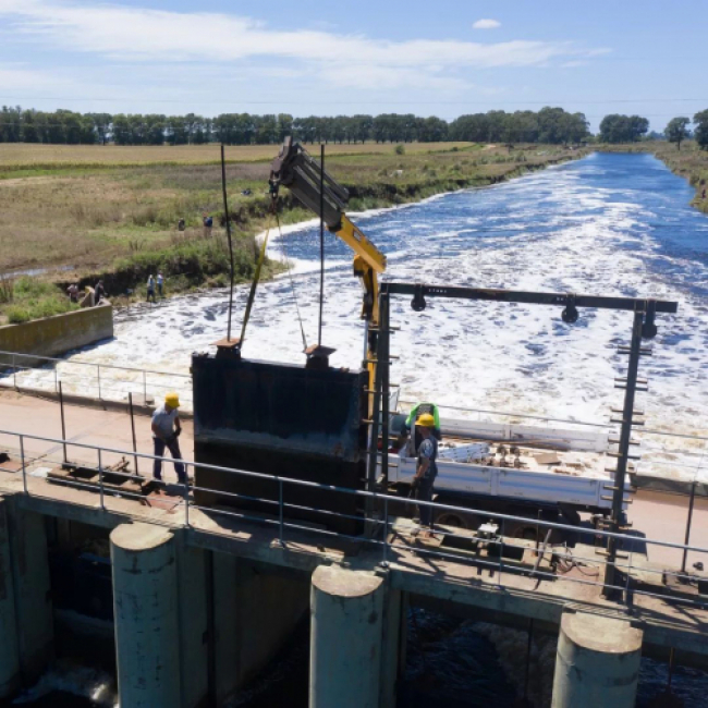 Reparación de compuertas de la Laguna de Bragado