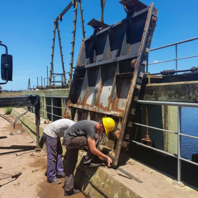 Reparación de compuertas de la Laguna de Bragado