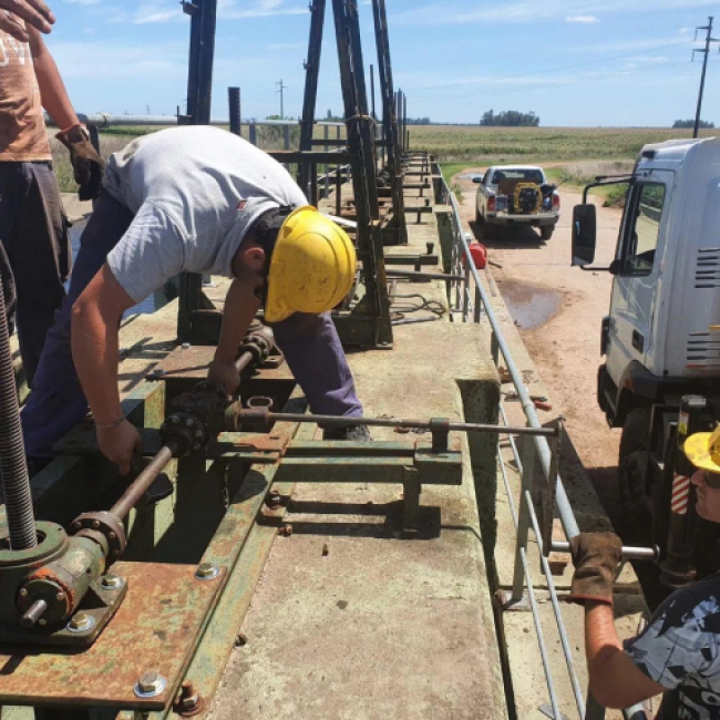 Reparación de compuertas de la Laguna de Bragado