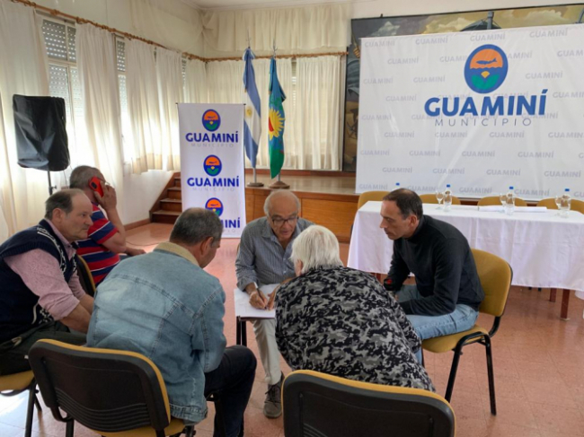 Vecinos de Guaminí junto a personal de la DPE
