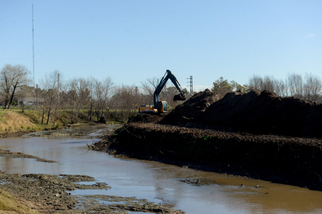 Avanzan los trabajos de adecuación del cauce del Río Areco