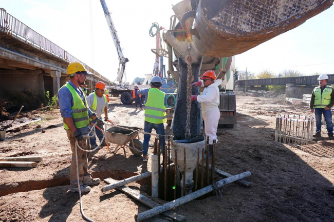 Brandsen: Continúa la reconstrucción de un puente sobre el Río Samborombón