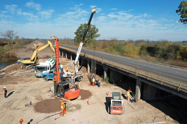 Brandsen: Continúa la reconstrucción de un puente sobre el Río Samborombón