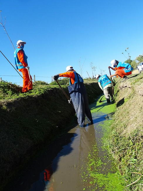 Operativos de limpieza en arroyos, canales y zanjas de distintas localidades 