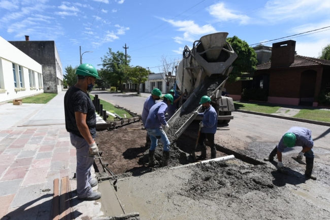 Simone entregó escrituras y anunció obras en Tapalqué
