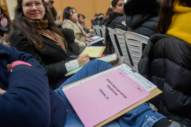Con un fuerte operativo de seguridad y polémica por las preguntas, se realizó el examen de residencias médicas en Buenos Aires - Image 3