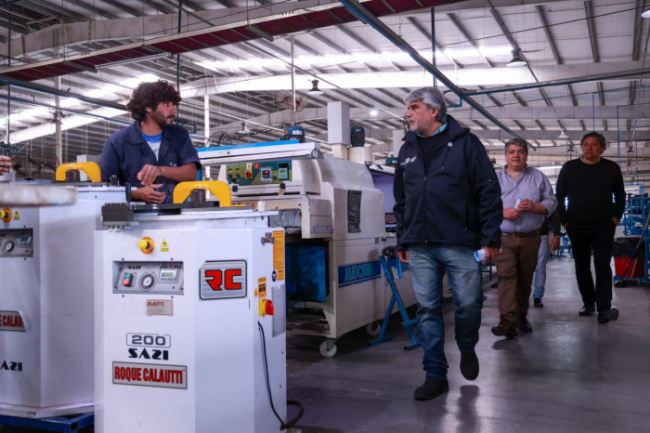 El ministro Walter Correa recorrió una planta fabril