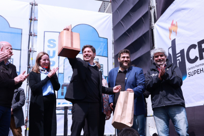 El gobernador Axel Kicillof fue saludado