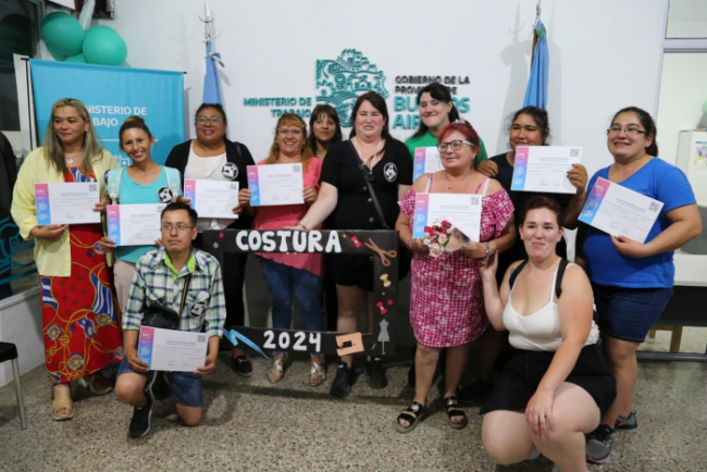 El ministro Correa encabezó la entrega de certificados a las y los