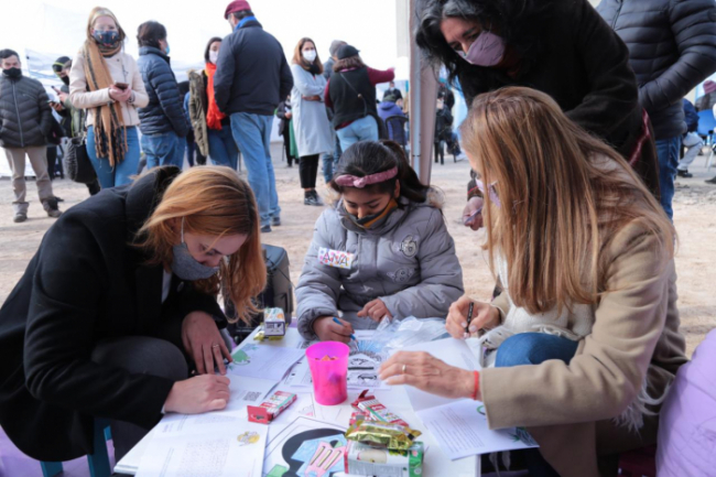 Más 120 adultos y 100 niños se acercaron a la actividad.