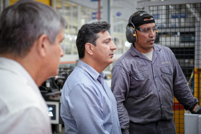 Operarios de la fábrica junto al Ministro Marinucci.