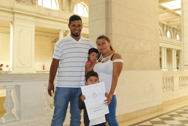 María y Alejandro con la alegría te tener lo propio