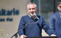 Junto a su gabinete 