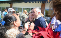 Junto a su gabinete 