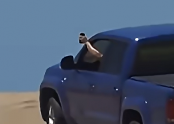 Irresponsabilidad vial: el infractor filmaba a su familia mientras conducía.