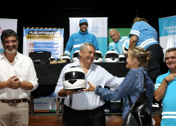 El Ministro D'Onofrio y el Intendente Raitelli en la entrega de cascos.