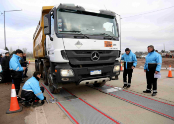 En 2025, Transporte quitó de las rutas más de mil toneladas de carga en exceso.