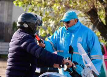 El personal de Transporte verificará los requisitos para una conducción segura.