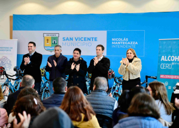 Marinucci y Mantegazza entregaron cascos a motociclistas sanvicentinos.