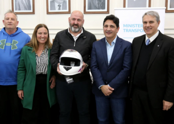 Marinucci, Arata y Golía en la entrega de cascos en Chacabuco.