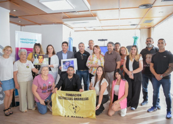 Marinucci y autoridades junto a referentes de Estrellas Amarillas.
