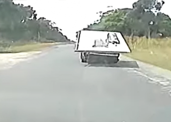 Los materiales excedían los límites, afectando la estabilidad y visibilidad.