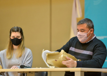 Acto de apertura de sobres en el Auditorio "Ing. Huergo"