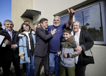 Kicillof entregó viviendas y escrituras a familias de Chivilcoy