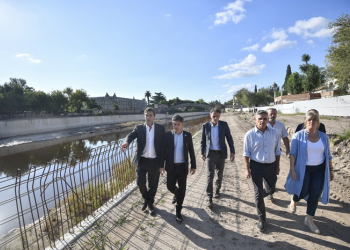 Kicillof recorrió los avances de las obras en el Río Luján