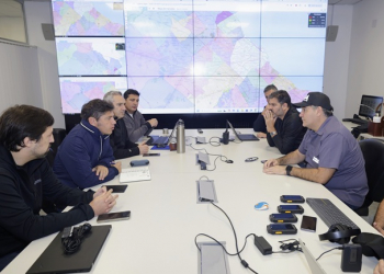Kicillof encabezó una reunión de emergencia en el centro operativo que coordina la asistencia frente al temporal