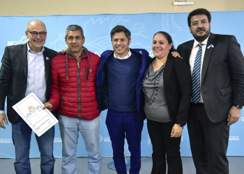 El Gobernador durante la entrega de escrituras