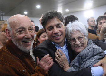 Kicillof entregó escrituras gratuitas a familias de General Arenales
