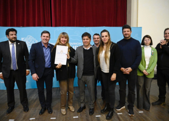 KICILLOF ENTREGÓ CASI 400 ESCRITURAS A FAMILIAS DE ARRECIFES Y CAPITÁN SARMIENTO