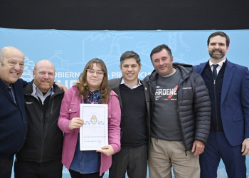 KICILLOF ENTREGÓ ESCRITURAS EN MAR CHIQUITA
