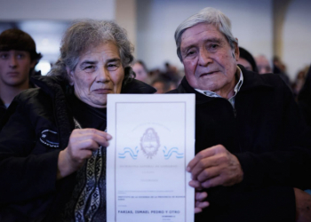 KICILLOF ENTREGÓ 457 ESCRITURAS EN GENERAL BELGRANO Y CHASCOMÚS