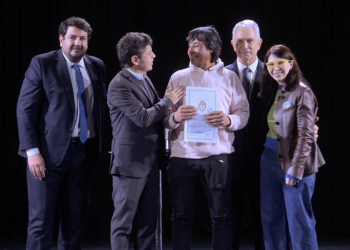 Kicillof entregó escrituras gratuitas a familias de La Plata