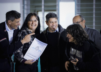 KICILLOF ENTREGÓ ESCRITURAS EN GENERAL LA MADRID Y BOLÍVAR