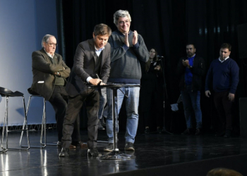 Kicillof y Rodríguez firmaron la adhesión de Tandil al Plan de Caminos Rurales
