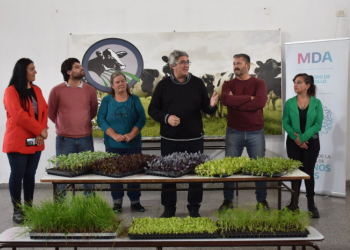 Javier Rodríguez entregó la habilitación ELEA a una escuela agropecuaria
