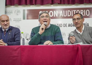 Javier Rodríguez en Azul durante la presentación de la edición número 13 de la Revista MDA. 